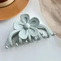 Détail de la pince à cheveux fleur vert menthe mate avec dents arrondies sur mesh - Vert Pâle