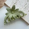 Detailaufnahme der hellgrünen matten Blumen-Haarklammer mit abgerundeten Blütenblättern - Mattierte 3D-Blume / Hellgrün