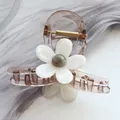 Pinza para el cabello floral en resina ámbar con flor blanca y resorte dorado - Blanco