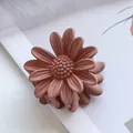 Detailaufnahme einer 4,5cm matten, altrosa Gänseblümchen-Haarklammer für Damen-Frisuren - Hellkaffee
