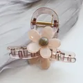 Detalle de pinza para el pelo marrón con flor rosa y resorte metálico resistente - Café Claro