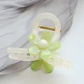 Detalle de pinza para el pelo de resina crema con flor verde y una perla - Verde