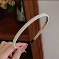 Κομψή στέκα με τρεις σειρές πέρλες και αντιολισθητικό χρυσό σκελετό για γυναίκες - Τριπλή Σειρά Μαργαριτάρια σε Χρώμα Σαμπανιζέ