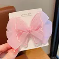 Detailaufnahme der rosa Tüll-Haarschleife mit bestickten Kanten auf Displaykarte - Rosa Schmetterling