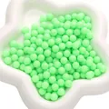 Cuentas de plástico verde brillante para manualidades DIY en una bandeja floral - Sin Agujero / 8mm (30g/Aprox. 100 Piezas/Paquete) / Verde claro