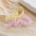 Detail van gele en roze golfpatronen op de transparante acryl haarklem clip - Ivoor