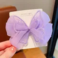 Detailansicht einer lila Tüll-Schmetterlings-Haarspange mit feiner Blumenstickerei - Lila Schmetterling
