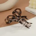 Elegante pinza de pelo grande con estampado de leopardo y resorte fuerte en tonos ámbar - Letra A