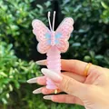 Détail du chouchou papillon brodé avec un élastique en spirale rose type téléphone - Style Nœud / Gris clair
