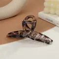 Detailansicht der Haarspange mit Leopardenmuster, goldener Feder und Schildpatt-Textur - Klassischer Brauner Schildpatt-Stil (H)