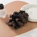 Eleganter dunkelbrauner Satin Blumen Haarklammer mit schwarzen Federn und Seidentextur - Braun