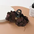 Détail de la pince à cheveux fleur marron avec pierre de cœur et plumes noires - Café Foncé