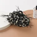 Detalle de pinza para el pelo con estampado de leopardo, plumas negras y base de resina - Estampado de Leopardo Blanco