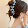 Dettaglio della pinza per capelli con farfalle blu in mesh indossata in un'acconciatura - Blu