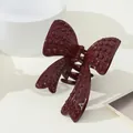 Dettaglio molletta per capelli a fiocco bordeaux con elegante trama a rilievo - Stile Farfalla Rosso Vino