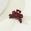 Dettaglio della molletta per capelli a fiocco bordeaux con finitura lucida ceramica - Stile Fiocco