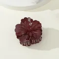 Dettaglio del fermaglio a fiore di ibisco bordeaux con petali a finitura lucida - Stile Fiore Bordeaux