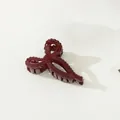 Vue détaillée de la pince à cheveux nœud bordeaux avec finition en résine brillante - Style Nœud Ondulé / Bordeaux