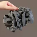 Grande molletta per capelli con motivo a fiocchi neri su tessuto plissettato - Grigio