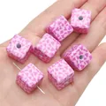 Perline quadrate in acrilico rosa motivo mucca per gioielli fai da te viste in mano - Cubo Stampa Muccata Rosa