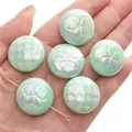Perle plate verte en acrylique avec fini aurore et motif de fleur pour bijoux DIY - Disque Plat / 2 pièces/paquet (25mm) / Vert Qingchuan