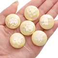 Perles en acrylique jaune crème irisées avec textures fleuries et grillagées DIY - Disque Plat / 2 pièces/paquet (25mm) / Jaune Crème