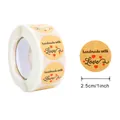 2,5 cm Kraftpapier-Aufkleber Rolle mit handmade with love Text und rotem Herz - Kursiv Herz Handmade Stil (#08) / Rund 2.5cm/1 Zoll (ca. 500 Stk./Rolle)