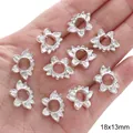 Silberne Blumenanhänger 18x13mm in der Handfläche für handgemachten DIY Schmuck - Hohle Lotusperle (24) / 5 Stück/Packung (18x13mm) / Silber