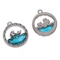 Set van twee ronde oceaanbedeltjes van legering met blauw glas en walvisstaart-inleg - Walvis Stijl (06)