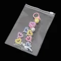 Kleurrijke acryl hart sleutelhanger met roze haak in een transparante ritszak - 11x16cm (10 Stuks/Verpakking) / Transparant