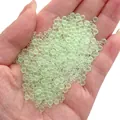 Mano sujetando cuentas de vidrio esmerilado verde claro 2-3,5mm para manualidades - Diámetro 2-3,5mm (30g/Paquete) / Verde Hierba