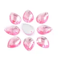 Strass in acrilico rosa a forma di pera con retro argentato e fori per cucire - Grande / Rosa