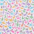 Bunte 4x7mm Acrylperlen, flach und rund mit mehrfarbigen kyrillischen Buchstaben - 4x7mm (Öffnung 1.5mm) 500g/Packung (ca. 3600 Stück) / Weiße Basis Farbige Russischer Buchstabe Flache Perlen