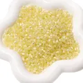 Hellgelbe Aurora Katzenaugen Glasperlen in einer weißen Keramikschale - 4mm (10g/Packung) / Gelb