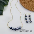 Dettaglio della collana dorata con cinque perle scure e orecchini a tre perle coordinati - Perla Blu Scuro/Nera (HWNX9386-12)