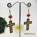 Dettaglio di orecchini vintage con perla marrone e ciondolo a croce motivo pied-de-poule - Stile Perla Rosso-Marrone Pied de Poule (HWX976-8)