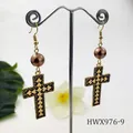 Dettaglio degli orecchini vintage a croce dorata con perla marrone e motivi geometrici - Stile Perla Marrone Zigzag Geometrico (HWX976-9)