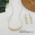 Set collana di perle crema e orecchini con catena dorata su fondo di marmo - Perla Crema (HWNX9386-13)
