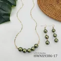 Set gioielli con perle verde oliva con collana a frange ed orecchini dorati lucidi - Perla Verde Oliva (HWNX9386-17)