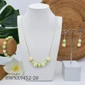 Détail de la parure de bijoux avec perles de jasmin blanc et perles vertes sur présentoir - Perle Vert Pâle Bourgeon(HWNX9452-20)