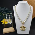 Detailansicht der Halskette mit Gold-Plumeria-Anhänger und Perlenohrringen im Set - Weiß (HWNX9344-7)