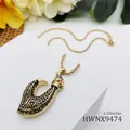 Goldene Fischhaken-Halskette mit polynesischem Muster und gedrehter Kordelkette - Angelhaken Graviert Stil (HWNX9474)