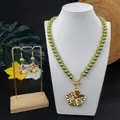 Detailansicht von Goldschmuck-Set mit Hibiskusblüten, grünen Perlen und OT-Verschluss - Grasgrün (HWNX9344-10)