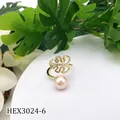 Detailopname van een gouden monstera blad ring met een roze imitatieparel accent - Roze Parel Stijl (HEX3024-6)