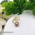 Gedetailleerde close-up van gouden monstera-bladring met parel op florale display - Donkerbruine Parel Stijl (HEX3024-9)