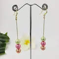 Elegantes pendientes chapados en oro de 14k con tres perlas de nácar naturales en línea - Mezcla de Verde Rosa y Champán (HWX954-5)