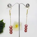 Elegantes pendientes colgantes de oro de 14k con tres perlas de concha natural en ganchos - Rosa Púrpura Claro (HWX954-8)