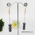 Detalle de pendientes largos chapados en oro de 14k con tres perlas gris oscuro elegantes - Gris Oscuro (HWX954-12)