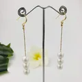 Elegantes pendientes largos de gancho en oro de 14k con tres perlas naturales de concha - Blanco (HWX954-15)