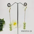 Detalle de pendientes largos bañados en oro de 14k con tres perlas naturales verde pistacho - Verde Pistacho (HWX954-20)